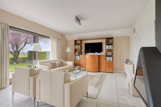 This open building, built in 1990, is located in the Europalaan in Willebroek, a quiet with a wide view, child-friendly residential area near...