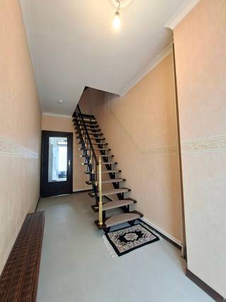 Leuk gerenoveerde rijwoning te Kiewit (Hasselt)<br /><br />Deze bel - étage bevindt zich net buiten de Grote Ring van Hasselt en is voorzien van alle modern comfort. Dit pand is geverfd en zelfs voorzien van raamdecoratie en dus instapklaar.<br /><br />Het rijhuis bestaat uit twee ruime slaapkamers, een nieuwe ingerichte keuken en een badkamer (met ligbad), living en berging.<br /><br />De tuin is voldoende ruim en kan zelf nog deels ingericht worden.<br /><br />Voor de woning bevindt zich één privatieve autostandplaats.