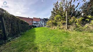 OP TE FRISSEN WONING MET 2 SLP EN TUIN TE RONSE Deze op te frissen woning is gelegen op een perceel van 260m² nabij alle voorzieningen zoals winkels,...