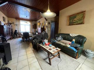 TE RENOVEREN WONING op mooie rustige ligging in Moerbrugge. Grondoppervlakte 354 m². Indeling: inkom, living, keuken met veranda/berging, badkamer...