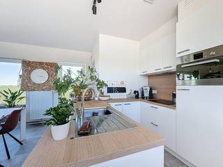 Woning met twee slaapkamers en tuin te huur in Lo-Reninge. Gelegen tussen de velden, met prachtig uitzicht! INDELING:> Gelijkvloers - Leefruimte...