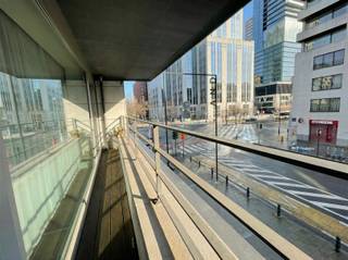 <p><span><span>Dit gemeubelde appartement bevindt zich in de uitstekend onderhouden en beveiligde residentie “Manhattan View”, opgeleverd in 2011, en geniet van een topligging op wandelafstand van de Nieuwstraat, metrostation Rogier, het treinstation, Manhattan Center en de Grote Markt van Brussel. De residentie is uitgerust met een badgesysteem, wat zorgt voor extra comfort en veiligheid. Het appartement is gelegen op de eerste verdieping en beschikt over een netto bewoonbare oppervlakte van 83 m². De indeling omvat een inkomhal, een lichtrijke woonkamer met volledig ingerichte open keuken, een nachthal, een gastentoilet, twee volwaardige slaapkamers van respectievelijk 11 m² en 15 m², elk met een eigen badkamer uitgerust met douche, tweede toilet en wastafelmeubel, evenals een bureau dat desgewenst kan worden ingericht als derde slaapkamer. Zowel de woonkamer als het bureau bieden toegang tot het oost-georiënteerde terras van 5 m², waar u kan genieten van een aangenaam uitzicht op het levendige stadsleven. Extra troeven zijn de uitstekende bereikbaarheid via de kleine Brusselse Ring en de nabijheid van de autosnelwegen E40 en E19. Vrij bij akte! De aankoop van een binnenstaanplaats is eveneens mogelijk. Kortom, een ideale uitvalsbasis voor expats én stadsbewoners die comfortabel en centraal willen wonen. Contacteer Frederik vrijblijvend voor meer informatie of een (eerste) bezoek: +32 498 476 221 / </span></span>frederik@immo-time.be</p>