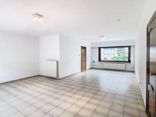 Bent u op zoek naar de perfecte balans tussen stadsleven en rust? Deze ruime woning, gelegen op een steenworp van de historische Ezelpoort,...