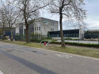 Alleenstaand bedrijfsgebouw bestaande uit magazijn 1.150 m² met kantoor verdeeld over 3 verdiepingen van in totaal 950m² (incl. sociale...