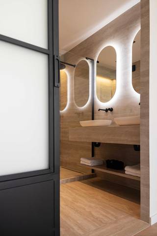 Exclusief wonen in stijl en comfort ✨<br /><br />Dit volledig gerenoveerde hoekappartement van 125 m² combineert ruimte, licht en luxe. De uitzonderlijke woonruimte van 60 m² wordt overspoeld door natuurlijk licht dankzij de vele ramen en straalt klasse uit met de eiken visgraat parketvloer, met de hand geolied, en een werkende open haard op bio-ethanol die voor extra sfeer zorgt.<br /><br />De luxueuze DSM-keuken met groot eiland vormt het hart van de leefruimte en sluit naadloos aan bij een stijlvol barmeubel met ingebouwde wijnkast. Het appartement telt drie ruime slaapkamers, waarvan de master voorzien is van airco. De badkamers zijn verfijnd afgewerkt met travertin in verstek gesneden.<br /><br />Daarnaast beschikt u over twee terrassen: vooraan met uitzicht op groen en open ruimte, en achteraan voor rust en privacy. Optioneel kan er een garagebox worden aangekocht (€25.000).<br /><br />Gelegen in een aantrekkelijke buurt, vlakbij winkels, restaurants en openbaar vervoer, combineert dit appartement licht, ruimte en luxe in een instapklare woning.<br /><br />Troeven:<br /><br />📐 125 m² totaal / 60 m² living<br /><br />🪟 Hoekappartement met veel ramen &amp; lichtinval<br /><br />🪵 Eiken visgraat parket, handgeolied<br /><br />🍽️ DSM-keuken met groot kookeiland<br /><br />🔥 Werkende open haard (bio-ethanol)<br /><br />🍷 Barmeubel met ingebouwde wijnkast<br /><br />🛏️ 3 ruime slaapkamers, master met airco<br /><br />🛁 Badkamers in travertin, verstek gesneden<br /><br />🌿 2 terrassen: vooraan met zicht op groen, achteraan rustig<br /><br />🚗 Garagebox optioneel bij te kopen (€25.000)