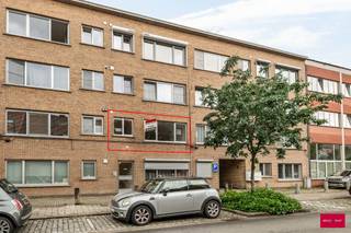 Dit centraal gelegen appartement biedt tal van mogelijkheden voor wie op zoek is naar een renovatieproject met potentieel. 
Het beschikt over twee slaapkamers, een badkamer, een apart toilet en een praktische dressing. De ruime woonkamer sluit aan op de keuken, wat zorgt voor een aangename en open leefruimte.

Dankzij de gunstige ligging nabij de voornaamste verbindingswegen en faciliteiten geniet u van een vlotte bereikbaarheid en alle nodige voorzieningen in de directe omgeving. Het appartement bevindt zich momenteel in te renoveren staat, waardoor u het volledig naar eigen smaak en wensen kunt inrichten.
* Oppervlakten zijn indicatief en conform EPC.*
* Renovatieverplichting van toepassing maar eenvoudig oplosbaar.