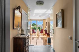 <p>Ontdek dit ruime appartement van 105 m², gelegen in het hart van Kruishoutem. Dit appartement combineert een toplocatie met een praktische en comfortabele indeling en is steeds perfect onderhouden, klaar om meteen in te trekken. U woont hier op wandelafstand van winkels, scholen en het openbaar vervoer, terwijl de uitstekende verbindingen naar de N60 en de E17 snelle toegang bieden naar de omliggende steden.</p><p>Het appartement beschikt over twee volwaardige slaapkamers en een extra bureau/slaapkamer. De badkamer is voorzien van zowel een bad als een douche, en de keuken is uitgerust met alle noodzakelijke toestellen, waaronder een vaatwas, koelkast en oven.</p><p>Bij het appartement hoort ook een private staanplaats en een kelderberging, wat extra gemak en opbergruimte biedt. De ruime leefruimte geniet van veel natuurlijk licht en creëert een aangename en functionele woonomgeving. Aansluitend bevindt zich een ruim terras, ideaal om te ontspannen. Dankzij de centrale ligging, het doordachte ontwerp en het uitstekende onderhoud is dit appartement ideaal voor wie centraal en comfortabel wil wonen.</p><p>Ook op energetisch vlak scoort dit appartement uitstekend met een gunstig EPC-label B, wat garant staat voor een energiezuinige woonst en een lager energieverbruik.</p><p>Wenst u een bezoek? Contacteer Zuzana op 0456 98 16 85 of via e-mail op zuzana@altro-vastgoed.be. Mis deze unieke kans niet om uw nieuwe thuis in Kruishoutem te ontdekken!</p>