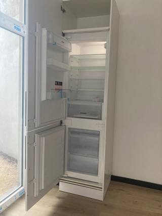 <ul>
<li><span>Une demande de visite peut être introduite via notre site internet : </span><span>https://vicusvastgoed.be/fr/a-louer</span><span>. </span></li>
<li><span>Rendez-vous sur le bien concerné et cliquez sur </span><strong><span>« Demander une visite »</span></strong><span>. </span></li>
<li><span>Après avoir complété </span><strong><span>« Mon profil locataire »</span></strong><span>, nous reviendrons vers vous dans les plus brefs délais. </span><strong><span>NE PAS APPELER.</span></strong></li>
</ul>
<p><span>Cette maison entièrement rénovée est située dans un environnement résidentiel calme et central, à proximité du centre historique de Gand. Grâce à son excellente situation, les commerces, écoles, transports en commun et principales voies d’accès se trouvent à proximité immédiate. Avec un </span><strong><span>Mobiscore de 9,4/10</span></strong><span> et un </span><strong><span>label énergétique EPC A</span></strong><span>, cette habitation offre un confort de vie élevé tout en étant économe en énergie.</span></p>
<p><span>À l’entrée, vous découvrez un espace de vie lumineux avec une cuisine ouverte entièrement équipée. La cuisine dispose d’appareils </span><strong><span>SIEMENS</span></strong><span> de qualité, notamment une plaque à induction, un four à air chaud, une hotte et un lave-vaisselle.</span></p>
<p><span>La maison comprend également </span><strong><span>quatre chambres</span></strong><span>, une salle de bains moderne avec douche à l’italienne et pommeau de douche effet pluie, des toilettes séparées ainsi qu’une agréable terrasse où vous pourrez profiter de moments de détente. Grâce à sa rénovation complète récente, la maison est entièrement prête à emménager et bénéficie de finitions de qualité.</span></p>