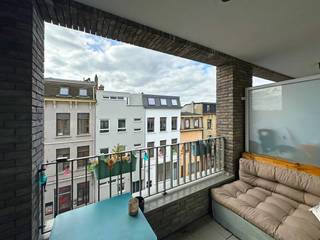 In de populaire Dam-wijk, een levendige en opkomende buurt in Antwerpen, bevindt zich dit instapklaar, recent appartement op de derde verdieping van een verzorgd gebouw met lift.<br />De omgeving biedt een ideale mix van stadsleven en bereikbaarheid: nabij Park Spoor Noord, het Eilandje, winkels, horeca, het MAS, openbaar vervoer en belangrijke invalswegen.<br /><br />Via de inkomhal kom je binnen in de lichtrijke leefruimte met open keuken. De keuken is voorzien van alle nodige apparatuur: vaatwasser, ijskast met vriesvak, combi-oven, keramische kookplaat en dampkap. Via de leefruimte krijgt u toegang tot het aangename zuidwestelijk georiënteerd terras. <br />De badkamer is voorzien van een tegelvloer, lavabomeubel en bad met douchefunctie.<br />Het appartement beschikt over 2 slaapkamers van 13 m² en 8 m².<br />Ook beschikt het appartement nog over een handige, aparte wasberging.<br /><br />Op de benedenverdieping kan u de garage terugvinden, dewelke mee zit inbegrepen in de prijs. <br /><br />De vaste maandelijkse kosten bedragen €100,00 per maand. <br /><br />Het appartement is beschikbaar vanaf 01.05.2026.<br /><br />Heeft u interesse en wenst u een bezoek ter plaatse in te plannen? Surf naar onze website www.vbvastgoed.be en klik op de groene knop "ik ben kandidaat"!