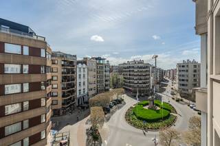 Dit magnifiek appartement te koop is gelegen op de vijfde verdieping van Residentie Zeeroos langs de Van Iseghemlaan te Oostende. Dit appartement onderscheidt zich door de ongeziene graad van afwerking en de mogelijkheid tot overname van de meubels, waardoor u direct kunt intrekken. De centrale ligging in Oostende zorgt ervoor dat het Casino, de winkels en alle restaurants op wandelafstand liggen.Indeling:- inkomhal- lichtrijk leefruimte met een sfeervolle zitbank aan het raam – de perfecte plek om te ontspannen.- open keuken volledig uitgerust met topapparatuur (BORA inductie met ingebouwde afzuiging, VOLA kraanwerk, vaatwas, frigo en combi-oven).- berging voorzien van aansluiting voor wasmachine- badkamer voorzien van een badkamermeubel met spiegelast en inloop regendouche- slaapkamer 1 voorzien van ingemaakte kasten en toegang tot een terrasje- slaapkamer 2 voorzien van ingemaakte kasten- afzonderlijk toilet- privatieve kelderbergingBovendien heeft u de mogelijkheid tot het aankopen van een staanplaats in een afgesloten complex op slechts 50m van het appartement. Pluspunten:- kwalitatieve renovatie - 2 volwaardige slaapkamers- positieve elektrische keuring- EPC label B - asbestveilig- topliggingWilt u dit exclusieve appartement in Oostende zelf ontdekken? Grijp uw kans om dit unieke object te kopen en plan vandaag nog een bezoek aan dit pareltje aan de kust.Bestuursmaatregelen in het maatregelenregister: nee