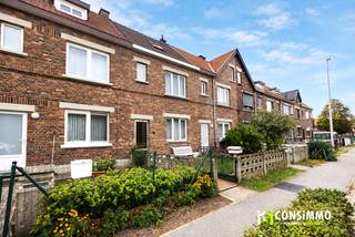 Bent u op zoek naar een woning die u volledig naar eigen smaak en behoeften kunt renoveren? Deze woning aan de Henri Forirstraat 21 in Genk-Zwartberg biedt een interessante basis met vier slaapkamers, een tuin en garage. Ideaal voor wie op zoek is naar een renovatieproject met voldoende ruimte en mogelijkheden om er een eigentijdse gezinswoning van te maken.<br /><br /><strong>Indeling</strong><br />Via de inkomhal betreden we de woning en bereiken we de woonkamer. Aansluitend bevindt zich de eetkamer, die op haar beurt toegang biedt tot de keuken. Vanuit de keuken bereiken we de badkamer.<br />Op de eerste verdieping bevinden zich drie slaapkamers. Via de zolderverdieping beschikt de woning over een vierde slaapkamer, waardoor er ook voor een groter gezin voldoende slaapruimte aanwezig is.<br />Er is ook een praktische kelderberging aanwezig.<br /><br />Buiten beschikt de woning over een tuin met een deels overdekt terras, waardoor u ook bij minder goed weer van de buitenruimte kunt genieten. Een praktische buitenberging en een afzonderlijke garage zorgen voor bijkomende opslag- en parkeermogelijkheden. Zowel de tuin als de garage zijn achteraan eveneens bereikbaar via een achterliggende servitudeweg, wat zorgt voor een praktische bijkomende toegang tot het perceel.<br /><br /><strong>Technische informatie</strong><br />De woning dient verder opgeknapt en gemoderniseerd te worden en biedt hierdoor de mogelijkheid om de afwerking volledig af te stemmen op de eigen woonwensen. Het pand beschikt over een EPC-label F en is bijgevolg onderhevig aan de energetische renovatieverplichting. De verwarming gebeurt op aardgas, waarbij reeds een recente condenserende verwarmingsketel werd geplaatst. Een interessante basis voor wie bereid is verder te investeren en de woning stap voor stap wil omvormen tot een comfortabele thuis.<br /><br /><strong>Buurtinformatie</strong><br />De woning bevindt zich in een aangename woonomgeving in Genk-Zwartberg, waar rustig wonen gecombineerd wordt met een goede bereikbaarheid. Scholen, winkels, horeca, openbaar vervoer en andere dagelijkse voorzieningen bevinden zich in de directe omgeving.<br />Ook op vlak van bereikbaarheid geniet u hier van een gunstige ligging. Dankzij de vlotte aansluiting op de belangrijkste invalswegen en de E314 bereikt u gemakkelijk het centrum van Genk en de omliggende gemeenten en steden.<br />Een praktische locatie voor wie rustig wil wonen met alle dagelijkse voorzieningen binnen handbereik, gecombineerd met een woning die nog volledig naar eigen smaak kan worden vormgegeven.<br />Bent u op zoek naar een renovatieproject met 4 slaapkamers, tuin en garage in Genk-Zwartberg? Contacteer ons via 089 69 30 01 of info@consimmo.be voor meer informatie of een bezoek ter plaatse. Bekijk ook de virtuele tour op onze website www.consimmo.be.