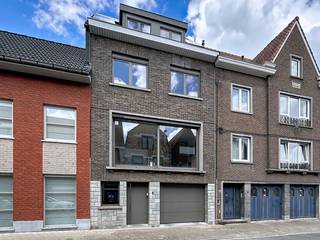 <p><span>Energiezuinige en volledig gerenoveerde woning op een interessante locatie nabij het centrum, bestaande uit een ruime inkomhal met was-/bergplaats, een ruime dubbele garage met doorgang naar de onderhoudsvriendelijke tuin met groot terras. </span><span>Op het eerste verdiep bevinden zich een hal met afzonderlijk toilet, een gezellige en lichtrijke leefruimte met eet- en zithoek, zonnescreen en inbouwhaard op hout, een volledig uitgeruste keuken met eetplaats en een leuk terras met toegang tot de tuin.</span></p>
<p><span>Het tweede verdiep beschikt over een hal met afzonderlijk toilet, 2 volwaardige slaapkamers, een bureel/opbergruimte, een ruime ingerichte badkamer (ligbad, dubbele lavabo, inloopdouche en ingemaakte kasten) en een vaste trap naar het derde verdiep.</span></p>
<p><span>Het derde verdiep is afgewerkt met een master bedroom voorzien van ingemaakte kasten, extra zolderruimte en een aparte bergruimte. </span><span>De woning beschikt over 4 slaapkamers en is volledig voorzien van isolerend glas en isolerende buitendeuren. </span></p>
<strong><span>Extra troeven:</span></strong><br />
<ul>
<li><span>Energiezuinig</span></li>
<li><span>Zonnepanelen</span></li>
<li><span>Conforme keuring elektriciteit</span></li>
<li><span>Elektrische zonnescreens en rolluiken</span></li>
<li><span>Waterverzachter</span></li>
<li><span>Regenwaterput</span></li>
<li><span>Droge kelder</span></li>
<li><span>Volledig voorzien van isolerend glas en isolerende buitendeuren</span></li>
<li><span>Ruime dubbele garage</span></li>
<li><span>Laadpaal</span></li>
<li><span>Op een boogscheut van scholen, winkels, openbaar vervoer en het centrum</span></li>
<li><span>Instapklaar<br /><br /></span><span>Deze woning is te koop ZONDER makelaar via het concept van Smart Houses! Verdere inlichtingen of bezoek? Contacteer rechtstreeks de eigenaar via +32479713396</span></li>
</ul>