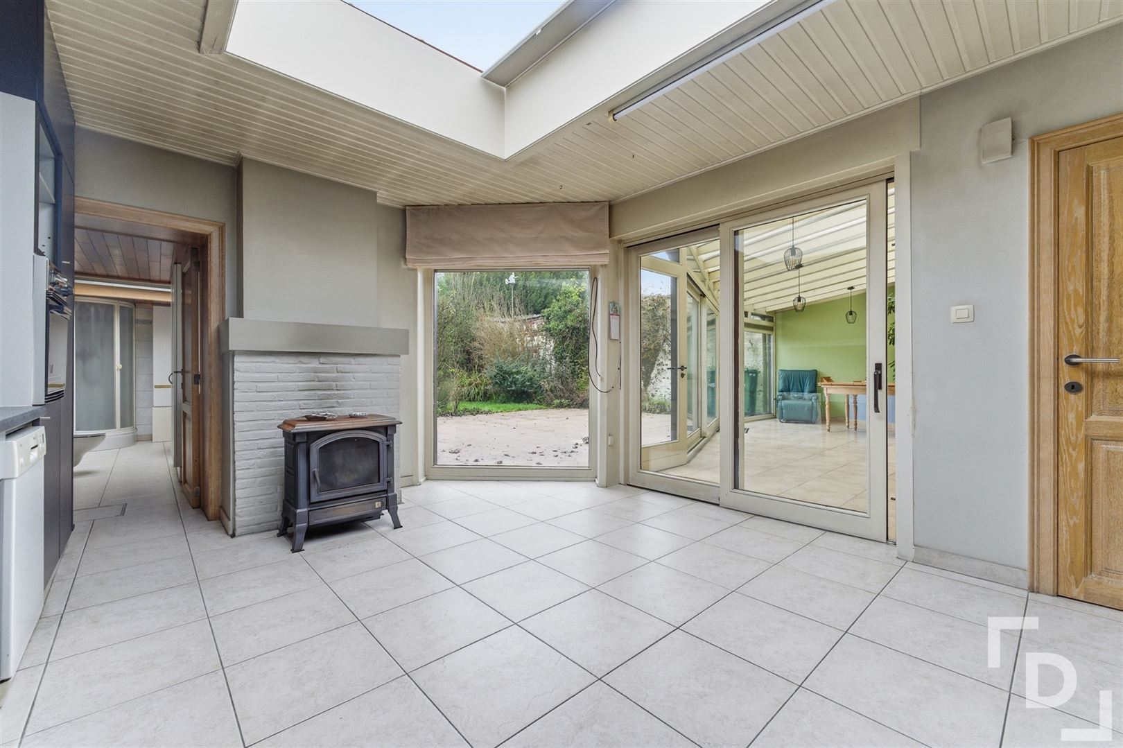 Te renoveren woning met inpandige garage in centrum Watou - foto 5