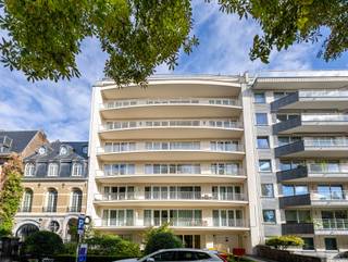 UCCLE, sur la prestigieuse avenue Winston Churchill, au 4e étage d’un immeuble de standing, découvrez ce magnifique appartement traversant de ±238 m² selon PEB, offrant des volumes particulièrement généreux et une belle luminosité.<br />Cette configuration traversante permet de distinguer naturellement les espaces de vie de la partie nuit.<br />L’appartement se présente dans un bon état général et offre une excellente base, tout en laissant à ses futurs propriétaires la possibilité de le remettre au goût du jour et de le personnaliser selon leurs envies. PEB D+<br /><br /><span>4e étage</span> : <br />
<ul>
<li>Hall d’entrée</li>
<li>Vestiaire avec WC</li>
<li>Living ± 55m² sur parquet</li>
<li>Salle à manger ± 30m² sur parquet</li>
<li>Terrasse ± 25m² orientée plein SUD</li>
<li>Cuisine équipée</li>
<li>Buanderie</li>
<li>Hall de nuit</li>
<li>Chambre 1 ± 11m²</li>
<li>Chambre 2 ± 13m² avec placards</li>
<li>Chambre 3 ± 13m² avec placards</li>
<li>Chambre 4 ± 16m² avec placards</li>
<li>Salle de douche + WC</li>
<li>Salle de bains + WC</li>
<li>Terrasse arrière 14m²</li>
</ul>
<p>Cave<br />Garage Box (+ 55.000 €) OBLIGATOIRE</p>