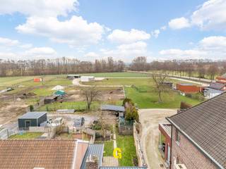 Deze leuke rijwoning is gelegen op een perceel van 3a 16ca, langs de Nederstraat ter hoogte van nummer 21.Het centrum van zowel Hoeselt als Bilzen...