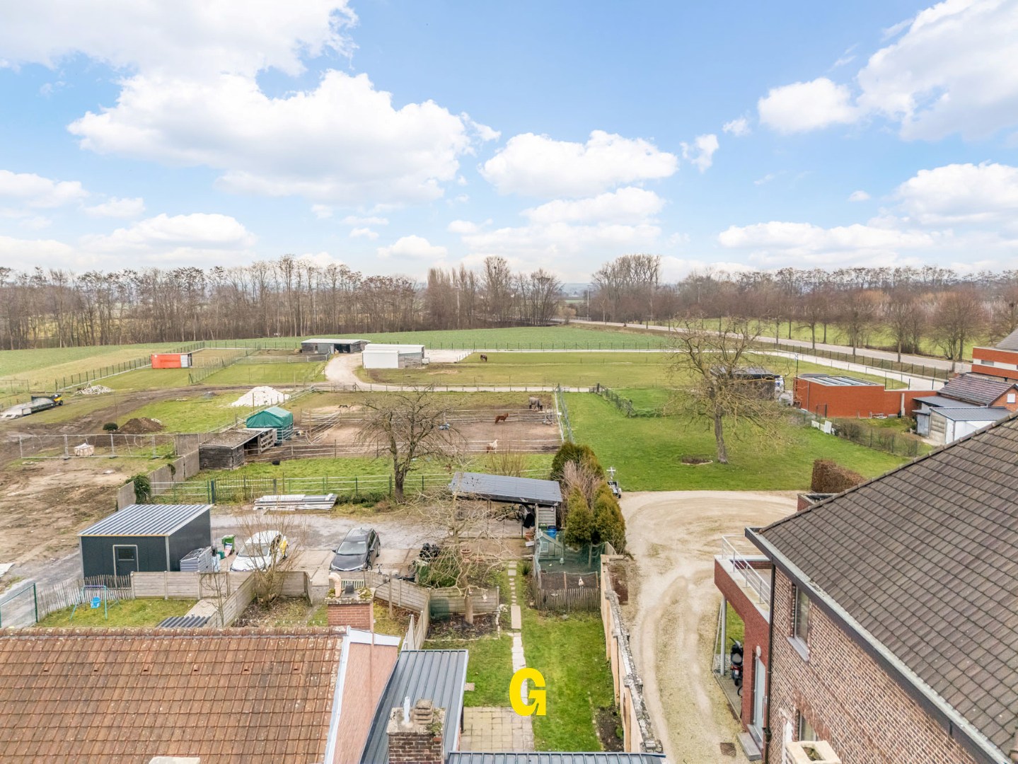 Leuke rijwoning met karakter, 3 slaapkamers, uitbreidingsmogelijkheden op zolder en gezellig tuintje met carport bereikbaar langs achter. - foto 3