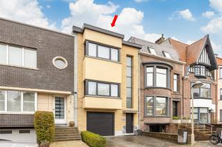 <p><span>Maison de ville rénovée avec min. 3 chambres à coucher et espace de pratique à Berchem. </span></p><p><span> </span></p><p><span>Rez-de-chaussée</span><span>: </span></p><p><span>Hall d'entrée de 19 m² avec vestiaire. </span></p><p><span>Bureau et salle de pratique de 30 m² sur carreaux de céramique avec armoires encastrées. </span></p><p><span>Garage intérieur de 21,5 m² avec porte basculante automatique. </span></p><p><span> </span></p><p><span>1er étage</span><span>: </span></p><p><span>Cage d'escalier. </span></p><p><span>Séjour de 35 m² sur parquet (chevrons). </span></p><p><span>Hall d'entrée. </span></p><p><span>Toilettes séparées. </span></p><p><span>Cuisine équipée de 14 m² sur carrelage céramique avec : </span></p><p><span>-plan de travail en pierre naturelle </span></p><p><span>-1,5 évier </span></p><p><span>-plaque de cuisson au gaz 4 feux </span></p><p><span>-four électrique </span></p><p><span>-hotte aspirante </span></p><p><span>-Quooker </span></p><p><span>-four à vapeur </span></p><p><span>-four à micro-ondes </span></p><p><span>-plateau de petit-déjeuner </span></p><p><span>Hall de nuit avec armoire encastrée. </span></p><p><span>Chambre à coucher principale sur parquet avec armoire encastrée. </span></p><p><span>Salle de bain attenante de 10.5 m² sur carrelage céramique avec : </span></p><p><span>-baignoire </span></p><p><span>-douche à l'italienne </span></p><p><span>-double lavabo sur meuble </span></p><p><span>-toilettes </span></p><p><span> </span></p><p><span>2ème étage</span><span>: </span></p><p><span>Cage d'escalier. </span></p><p><span>Hall de nuit avec toilettes séparées. </span></p><p><span>2 chambres de 20 m² et 15.5 m² respectivement, toutes deux sur parquet. </span></p><p><span>Salle de bain de 8 m² avec : </span></p><p><span>-douche à l'italienne </span></p><p><span>-double lavabo </span></p><p><span>-armoire encastrée </span></p><p><span>Kitchenette de 8 m² sur carrelage. </span></p><p><span> </span></p><p><span>Jardin spacieux orienté nord-ouest avec : </span></p><p><span>-une terrasse couverte de 18.5 m² </span></p><p><span>-terrasse ouverte </span></p><p><span>-jacuzzi couvert </span></p><p><span> </span></p><p><span>Sous-sol en partie dont buanderie de 13 m² et cave de stockage. </span></p><p><span> </span></p><p><span>PARTICULARITES : </span></p><p><span>Nombreuses possibilités. </span></p><p><span>Alarme. </span></p><p><span>Interphone. </span></p><p><span>2 places de parking devant la propriété. </span></p><p><span> </span></p><p><span>Informations urbanistiques : pas de permis disponible, pas de permis de lotir, pas de préemption, pas de mesure d'assainissement social imposée, zone résidentielle. </span></p>