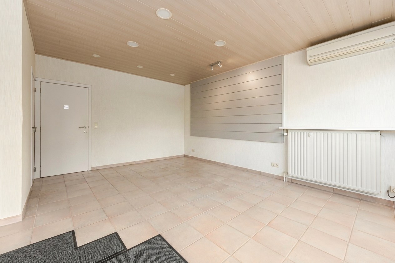Wonen en werken combineren op toplocatie te Ichtegem - handelswoning met ruime woonst, tuin en garage - foto 5