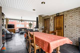 Op een uitstekende locatie te Koningslo (Vilvoorde) bevindt zich deze instapklare woning met 4 slaapkamers, tuin en inpandige garage. U bevindt zich hier in een rustige omgeving, op fietsafstand van het centrum met zijn winkels, scholen, gezellige horecazaken en het openbaar vervoer.<br /><br />We betreden de woning via de inkomhal met een apart gastentoilet. Op de eerste verdieping bevindt zich de leefruimte, dewelke kan worden ingericht met een eetkamer en gezellige zithoek rond de open haard. Aangrenzend bevindt zich de vernieuwde keuken, voorzien van de voornaamste toestellen. Via de nachthal op de tweede verdieping heeft u toegang tot de 4 slaapkamers en de badkamer, uitgerust met een lavabo, toilet en douche. De zolder biedt overigens nog extra opbergruimte. <br />Tot slot beschikt de woning over een ruime inpandige garage met achterliggende berging/wasplaats. <br />In de leuke tuin met terras kan u steeds in alle rust en privacy genieten van het mooie weer.<br /><br />Dit is een uitstekende opportuniteit als u op zoek bent naar een instapklare woning met 4 slaapkamers te Koningslo. Contacteer ons voor meer informatie op 0479 13 63 69 of neem een kijkje op www.boonstravastgoed.be .<br /><br />Bijzonderheden:<br />- Gezellige tuin<br />- 4 slaapkamers<br />- Ruime inpandige garage<br />