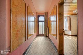 Zoek je een karaktervolle woning met opvallend veel ruimte en de mogelijkheid om wonen en werken te combineren?<br /><br />Deze op te frissen - te renoveren woning met een grote aangrenzende loods bevindt zich aan de Diestsestraat in Scherpenheuvel, op korte afstand van het centrum, scholen, openbaar vervoer etc.<br /><br />Het pand biedt een stevige basis met een recent vernieuwd dak en een conforme elektrische installatie. De EPC score is F dus er zijn nog wat verdere ingrepen nodig om de woning energiezuiniger te maken.<br /><br />Let vooral op de authentieke elementen zoals de vloer, binnendeuren met gekleurd glas, het authentieke schilderwerk in de gang en niet te vergeten de charmante gevel.<br /><br />Dankzij de ruime indeling met mogelijkheid tot wel vijf slaapkamers kun je deze woning volledig naar eigen wens inrichten.<br /><br />Aan de voorzijde van het perceel beschik je over een oprit met parkeergelegenheid voor drie auto's. De riante loods (met smeerput) vormt bovendien een troef voor zelfstandigen, hobbyisten of wie nood heeft aan een ruime werkplek en opslag direct bij de woning.<br /><br /><u><strong>INDELING </strong></u><br /><strong>Gelijkvloers:</strong> Inkomhal, leefruimte, eetplaats, tussenruimte, keuken, toilet, loods, ruime oprit voor 3 wagens.<br /><strong>1ste verdieping:</strong> Kamer boven loods, 2 slaapkamers, badkamer met bad - douche - toilet.<br /><strong>2de verdieping:</strong> 1 slaapkamer.<br /><strong>Zolder:</strong> ja <br /><strong>Kelder: </strong>Kleine opslagkelder.<br /><br />Ervaar zelf de vele voordelen van deze woning tijdens een persoonlijke rondleiding.<br />Maak vandaag nog je afspraak.<br />Mail naar info@immopersyn.be of bel 013 444 008.<br /> 