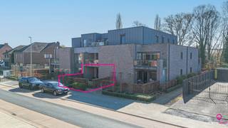 <p><strong>Bij ImmoFusion 7/7 “open huis” : klik op onze 3D-TOUR.<br />Ervaar vastgoed alsof je er zelf doorloopt!<br /><br /></strong></p>
<p>Welkom in dit recent gebouwde, instapklare gelijkvloers appartement gelegen aan de <strong>Everselkiezel 95 bus 6</strong> in het rustige en groene <strong>Heusden-Zolder</strong>. Dit éénslaapkamerappartement is ideaal voor starters, koppels of wie op zoek is naar rolstoeltoegankelijke woning! <br /><br /></p>
<p>Bij binnenkomst stap je meteen in de <strong>leefruimte met open keuken</strong>. Dankzij de open indeling en grote ramen geniet je hier van veel natuurlijk licht en kan je via het schuifraam de omheinde voortuin betreden.<br /><br /></p>
<p>De <strong>keuken</strong> is uitgerust met een <strong>kookplaat</strong>, <strong>vaatwasser</strong> en een <strong>dubbele wasbak</strong>.<br /><br /></p>
<p>De <strong>slaapkamer</strong> is ruim genoeg voor een dubbel bed en kasten, en de badkamer bevindt zich hier meteen naast. Het heeft een ruime inloopdouche, een lavabo en een toilet.<br /><br />Tot slot heb je nog een ondergrondse staanplaats waar je je kan parkeren.</p>
<p><strong>Pluspunten:<br /></strong>- Gelijkvloers wonen – geen trappen meer!<br />- Ondergrondse autostaanplaats<br />- Gezellige tuin, volledig omheind<br />- Recent gebouwd<br />- Perfect als startersappartement<br />- Rustige ligging, toch centraal in Heusden-Zolder<br />- Rolstoeltoegankelijk</p>
<p>Een instapklare en goed onderhouden woonst in een rustige buurt, waar je enkel nog je koffers hoeft uit te pakken. Kortom: een perfecte plek om thuis te komen!</p>
<p><strong>Voor een bezichtiging ter plaatse of meer info, bel ons op 078/78.78.70, of kom gewoon binnen op ons kantoor, steeds welkom!</strong></p>