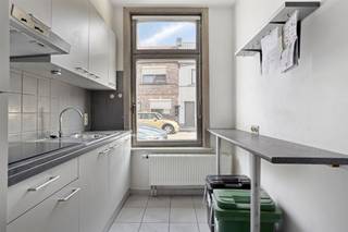 A smaller but practical home just a stone's throw from the Grote Markt, consisting of an entryway, living room and dining area, kitchen, bathroom, and storage cellar.Also a good option for renting out. Potential return of 4%.