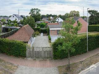 strong&gt;CHARMANTE, INSTAPKLARE WONING MET 2 SLAAPKAMERS EN KNAP BIJGEBOUW IN PELT!
<p>In een rustige en kindvriendelijke omgeving in Pelt vinden we deze verzorgde woning op een perceel van 6a45ca. Tussen 2005 en 2007 werd de woning volledig gerenoveerd. De gelijkvloerse verdieping omvat o.a. woonkamer, eetruimte, keuken, badkamer, wasplaats en berging; boven bevinden zich 2 slaapkamers. Bekijk zeker de indelingsplannen voor de volledige indeling.</p>
<p>Extra troeven zijn de mooi aangelegde terrassen, beregeningsinstallatie en het karaktervolle houten bijgebouw met carport en ruime tuinberging. Verwarming op aardgas via condenserende HR-topketel, dubbele HR-beglazing in meranti ramen en conforme elektriciteit. EPC-label D, dus geen renovatieplicht. Bovendien is reeds een conformiteitsattest van Gemeente Pelt voor verhuur aanwezig. <strong>Kortom: een instapklare woning én een zorgeloos dossier!</strong></p>
