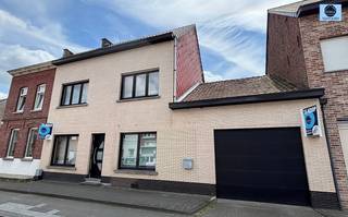 <p><span>SOLIDE RUIME WONING MET 6 SLAAPKAMERS</span></p><p><span>Richtprijs : 339.000</span></p><p><span> </span></p><p><span>Solide ruime woning met 6 slaapkamers, garage en tuin.</span></p><p><span>Deze woning is gelegen op een boogscheut van openbaar vervoer, scholen en het Provenciaal domein " De Gavers".</span></p><p><span>De woning heeft volgende indeling : </span></p><p><span>- op het gelijkvloers treft u de inkomhal met salon, aparte eetruimte en de vernieuwde ingerichte keuken.</span></p><p><span>- verder treft u nog 1 slaapkamer, badkamer.</span></p><p><span>- inpandige garage van +- 25 m².</span></p><p><span>Op de eerste verdieping treft u 3 slaapkamers en een badkamer met bad, toilet en lavabo.</span></p><p><span>Op de tweede verdieping vindt u nog 2 ruime slaapkamers, een dressing en apart toilet met lavabo.</span></p><p><span>Achteraan de woning bevindt zich het ruim terras en de zonnige tuin.</span></p><p><span>De woning wordt verwarmd met aardgas en beschikt over dubbel glas in PVC.</span></p><p><span> </span></p><p><span>TROEVEN : - woning met veel mogelijkheden</span></p><p><span> - 6 slaapkamers</span></p><p><span> - EPC C : geen renovatieverplichting</span></p><p><span> - zonnig tuin/terras</span></p><p><span> </span></p><p><span>Voor meer info of bezoek bel Louis op 0472/29.25.04 of mail naar <span>louis@svena.be</span></span></p><p><span> </span></p><p><span>Deze gegevens zijn louter informatief en wij kunnen niet aansprakelijk gesteld worden voor eventuele onjuistheden. </span></p><p><span>De bewoonbare oppervlakte is slechts indicatief.</span></p><p><span> </span></p><p><span> </span></p><p><span> </span></p><p><span> </span></p>