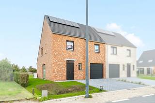 Hectaar bouwt twee halfopen woningen in Wingene. Deze zijn uitgerust met een lucht-water warmtepomp, wat resulteert in een aanzienlijk lagere energierekening en een duurzame woonomgeving. <br />De woningen worden gebouwd op een perceel van 6a13ca (lot 01) en 5a44ca (lot 02) en bieden een bewoonbare oppervlakte van 154,36m². Dankzij de doordachte indeling, grote ruimtes en lichtrijke leefomgeving geniet u hier van maximaal wooncomfort. <br /><br /><strong>Extra troeven van de woning:</strong>
<ul>
<li>Op een steenworp van het centrum</li>
<li>Vloerverwarming in combinatie met lucht-water warmtepomp</li>
<li>3 volwaardige slaapkamers</li>
<li>Inpandige garage voorzien met een elektrische garagepoort</li>
<li>Ruime percelen voorzien van omheining en een volledig aangelegde tuin (oprit, terras, gras)</li>
<li>Laminaat in de nachthal en slaapkamers</li>
<li>Volledig geschilderd en voorzien van verlichting </li>
</ul>
Graag meer informatie?<br />Neem contact met ons op voor meer informatie of plan een afspraak in voor een bezichtiging.