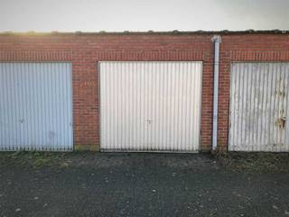 Ruime garagebox in EdegemOp een uitstekende ligging in de wijk Buizegem vinden we deze gesloten garagebox met manuele kantelpoort te koop. Indien u...