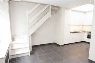 Deze in 2018 volledig gerenoveerde woning is gelegen in het centrum van Ninove en bevindt zich op wandelafstand van openbaar vervoer, winkels,...
