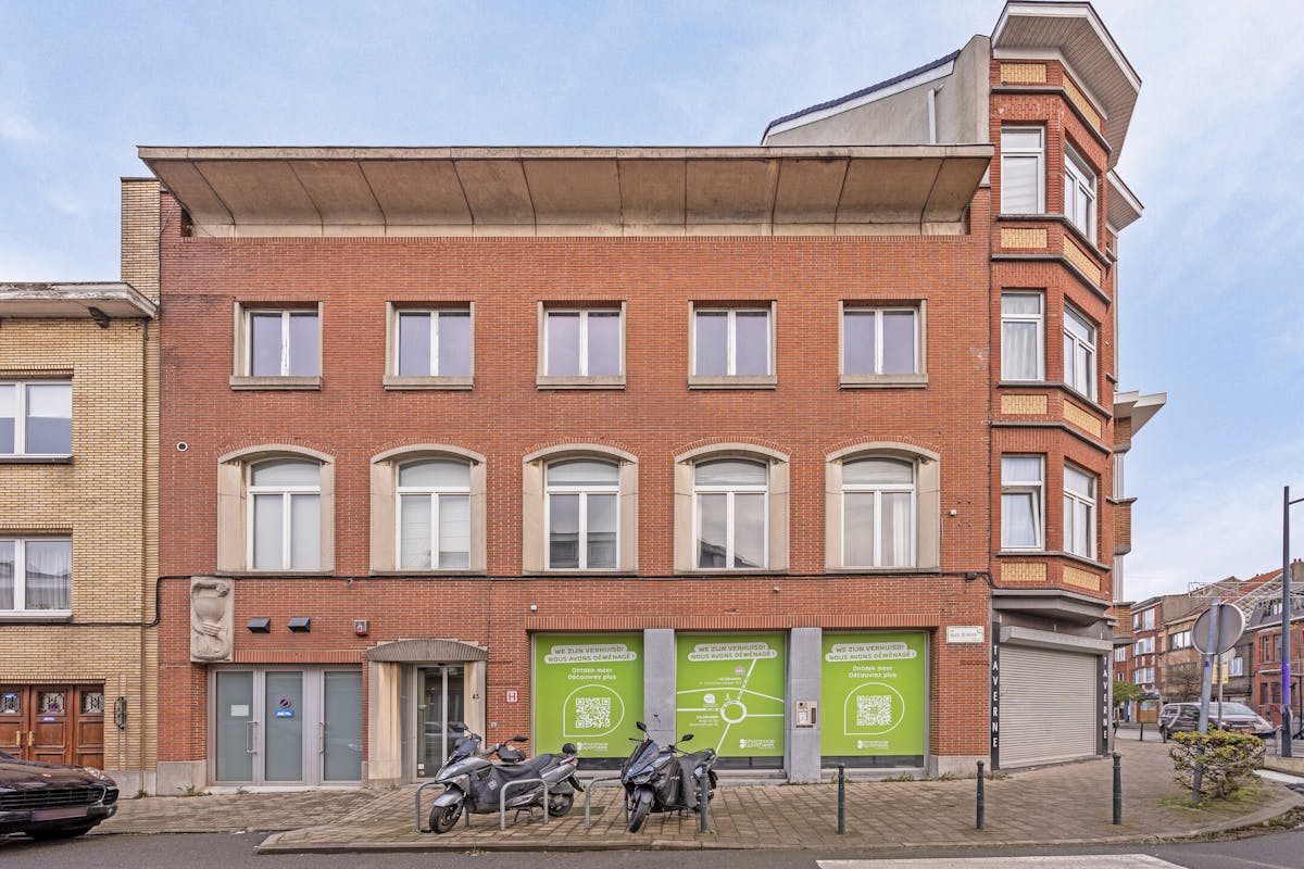Espace commercial avec appartement en duplex à vendre à Evere - photo 1