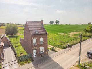 Immo Pické biedt U deze gunstig gelegen woning aan omringd door de velden en weilanden en gelegen in de nabijheid van scholen, winkels,...