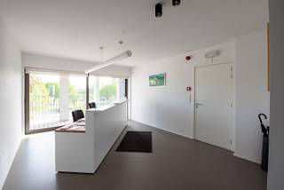 Dit royale en bijzonder lichtrijke kantoor van 502 m² bevindt zich op de tweede en derde verdieping van een verzorgd kantoorgebouw aan de Kielsevest. Dankzij de hedendaagse uitstraling en flexibele indelingsmogelijkheden is de ruimte perfect geschikt voor uiteenlopende kantoorconcepten, van open landschapskantoren tot afzonderlijke werk- en vergaderruimtes.<br /><br />Een echte troef zijn de indrukwekkende terrassen met een totale oppervlakte van 130 m². Ze bieden een aangename buitenruimte en dragen bij aan het comfort en welzijn van medewerkers. Daarnaast zijn er twee praktische bergingen voorzien, ideaal voor archief of extra stockage.<br /><br />Ook de ligging scoort uitstekend. Het gebouw bevindt zich vlak bij de op- en afritten Antwerpen-Zuid, met een snelle verbinding naar de A12 en E34. Op wandelafstand vind je bovendien diverse tram- en buslijnen, wat zorgt voor een vlotte bereikbaarheid voor zowel personeel als bezoekers.<br /><br />Bij het kantoor horen vijf ondergrondse parkeerplaatsen, beschikbaar aan € 35.000 per plaats.<br /><br />Kortom, een ruim en representatief kantoor met sterke visibiliteit, ruime terrassen en een uitstekende bereikbaarheid. Ideaal voor bedrijven die op zoek zijn naar een comfortabele en professionele werkomgeving in Antwerpen.