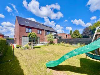 Op zoek naar een recente woning waar comfort, energiezuinigheid en een uitstekende ligging hand in hand gaan? Dan is deze stijlvolle halfopen bebouwing uit 2017 ongetwijfeld een bezoek waard.<br /><br />Gelegen in een bijzonder rustige en aangename woonwijk, op wandel- en fietsafstand van het centrum van Sleidinge, geniet je hier van een ideale combinatie van rust en een vlotte bereikbaarheid. De woning bevindt zich op een mooi perceel van 414 m² en is volledig instapklaar afgewerkt in een tijdloze stijl.<br /><br />Binnen word je verwelkomd in een lichtrijke leefruimte die dankzij de grote raampartijen een prachtig zicht biedt op de aangelegde tuin. De moderne, volledig uitgeruste keuken sluit naadloos aan op de leefruimte en vormt het hart van de woning. Ook de hedendaagse badkamer straalt kwaliteit en comfort uit.<br /><br />Op de eerste verdieping bevinden zich drie volwaardige slaapkamers. De volledig ingerichte tweede verdieping biedt een enorme meerwaarde en kan perfect dienstdoen als bureauruimte, hobbykamer, speelruimte of zelfs een gezellige homecinema.<br /><br />Ook op technisch vlak scoort deze woning uitstekend. Met een uitzonderlijk gunstig E-peil van 28, zonnepanelen, vloerverwarming op aardgas, airconditioning, een laadpaal, conforme elektriciteit tot 2042, aluminium ramen met dubbele (deels zonwerende) beglazing en betonnen gewelven ben je verzekerd van een duurzame en zorgeloze investering.<br /><br />Buiten geniet je van een fraai aangelegde tuin met een praktische tuinberging en een leuk speelhuisje voor de kinderen. Tot slot beschikt de woning over een ruime oprit voor twee wagens én een handige inpandige garage.<br /><br />Kortom, een perfect onderhouden, energiezuinige gezinswoning op een uitstekende locatie waar je zonder zorgen je intrek kunt nemen. Maak snel een afspraak en ontdek zelf alle troeven van deze prachtige woning.<br />Meer info of een bezoek? Stuur gerust een mail naar hallo@wijsvastgoed.be