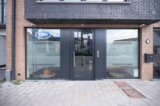 Voor verdere info of een vrijblijvende waardebepaling van uw eigendom: info@homixx.be of 016 84 96 84.<br /><br />Op de Grote Bollostraat in Tremelo stellen wij met trots dit ruime en veelzijdige handelspand voor. Met een royale oppervlakte van circa 130 m² biedt deze eigendom de ideale basis voor uw onderneming of professionele activiteit. Dankzij de combinatie van een uitstekende ligging en hedendaags comfort kunt u hier uw klanten ontvangen in een professioneel en aangenaam kader.<br /><br />Het pand is praktisch ingedeeld en beschikt over een afgesloten keuken en een apart toilet. Aan bergruimte is er geen gebrek: achterin bevindt zich een ruime stockruimte, aangevuld met een tweede, kleinere bergruimte. Bovendien is deze eigendom uitgerust met hoogwaardige technieken die zorgen voor optimaal gebruikscomfort en een lage energiefactuur. Zo geniet u van verwarming via een energiezuinige warmtepomp, een doordacht ventilatiesysteem type D, aangename airconditioning en een modern alarmsysteem met camera voor een optimale veiligheid.<br /><br />Bent u op zoek naar een instapklaar handelspand met alle modern comfort om uw onderneming te laten groeien? Neem gerust contact met ons op voor meer informatie of om uw bezoek in te plannen.