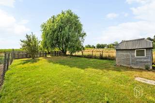 Charmante gezinswoning met grote tuin en prachtig open zicht in Lierde.Leuke gezinswoning op een prachtige, rustige ligging in het groene Lierde. De woning beschikt over 3 slaapkamers, een vernieuwde badkamer, een praktische keuken en een gezellige veranda. Buiten geniet je van een ruime tuin met tuinhuis, veel privacy en een prachtig panoramisch zicht over de omliggende weilanden.Dankzij het ruime perceel, de landelijke ligging en het aanwezige potentieel is dit een ideale woning voor wie rust, ruimte en comfort wil combineren, met alle voorzieningen binnen handbereik.Bezoek na afspraak met Immo Beguin: emmy@immobeguin.be