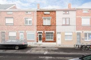 In de Jutestraat 69 vind je deze woning met een verrassend ruime indeling en tal van mogelijkheden om de woning volledig naar eigen smaak in...