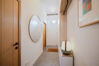 <p><strong>LIGGING<br /></strong>Deze woning bevindt zich in het populaire <strong>Sint-Amandsberg </strong>en combineert een uitstekende bereikbaarheid met alle voorzieningen binnen handbereik. Dankzij de <strong>centrale ligging </strong>bereikt u het bruisende centrum van Gent in slechts enkele minuten met de fiets of het openbaar vervoer. Ook station Gent-Dampoort bevindt zich vlakbij. In de onmiddellijke omgeving vindt u tal van winkels, supermarkten, scholen, sportfaciliteiten en gezellige horecazaken. Bovendien zorgen de nabijheid van de R4 en E17 voor een snelle aansluiting naar alle belangrijke invalswegen.</p>
<p><strong>INDELING</strong><br />De woning onderging in 2020 een <strong>totaalrenovatie</strong> met oog voor kwaliteit en afwerking. Bij het binnenkomen treft u een praktische inkomhal voorzien van ingemaakte vestiairekasten, een gastentoilet en een berging / fietstenstalling voorzien van aansluitingen voor wasmachine. De<strong> lichtrijke leefruimte</strong> straalt gezelligheid uit dankzij de stijlvolle materialen en de warme parketvloeren. Aansluitend bevindt zich de open, volledig uitgeruste keuken voorzien van alle toestellen. Op het gelijkvloers vindt u verder een aangenaam <strong>terras</strong> waar het heerlijk vertoeven is, evenals een <strong>eerste badkamer</strong> met inloopdouche en dubbele lavabo. De eerste verdieping beschikt over <strong>twee volwaardige slaapkamers</strong> en een t<strong>weede badkamer</strong> met douche, lavabo en toilet. De volledig afgewerkte zolderverdieping werd ingericht als een ruime <strong>master bedroom.</strong> Tot slot is er nog een droge <strong>kelder</strong> aanwezig, ideaal als extra bergruimte.<br /><br />Pand vrij uiterlijk oktober 2026.</p>
<p><span><strong>Voor meer info of een bezoek:</strong><br /><em>Stéphanie Eeckhout – 0472 13 28 79</em></span></p>