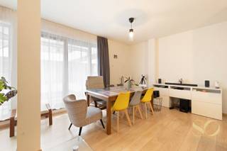 <p>Ideaal gelegen in de Brusselse Vijfhoek, dicht bij talrijke winkels en het historische centrum, op de 4e verdieping van een modern gebouw van 2010, bieden wij u dit prachtige appartement van 97m2 + terrassen. Het bestaat uit een inkomhal, grote lichtrijke woonkamer (41 m²) met open keuken, twee grote terrassen, twee slaapkamers (25 m² en 12 m²), een doucheruimte en een badkamer, apart toilet en een wasruimte. Kelder. EPC B. Dit appartement zal u bekoren met zijn geweldige locatie, ruime woonkamer en zijn privébuitenruimtes! Een bezoek is een must!</p>