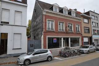 Te Huur – Polyvalent handelshuis (± 620 m² gelijkvloers) – Kortrijk, Veldstraat 158Ontdek dit uitzonderlijk ruim en veelzijdig handelshuis met een...