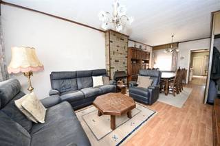 Deze te renoveren woning biedt tal van mogelijkheden. Op het gelijkvloers vind je een lichtrijke woonkamer met aansluitende keuken, een apart...