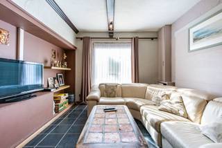 In het hartje van Diksmuide, gelegen in de vernieuwde stationsbuurt ,bevindt zich deze knusse woning.De eigendom omvat een inkomhal, een ruime living...