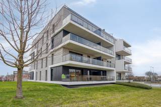 Net buiten het centrum van Roeselare, in een groene en rustige woonomgeving, bevindt zich dit instapklare gelijkvloersappartement met twee slaapkamers, ruim terras en autostaanplaats. Dankzij de vlotte bereikbaarheid en het energiezuinige karakter is dit appartement ideaal voor zowel eigen bewoning als investering.<br /><br /><strong>Ligging</strong>: De ligging biedt een uitstekende verbinding met de ring en de E403. Daarnaast bevindt zich een bushalte in de straat, wat zorgt voor een vlotte bereikbaarheid met het openbaar vervoer. Alle nodige voorzieningen zoals winkels en scholen zijn vlot bereikbaar, terwijl de omgeving rustig en groen blijft.<br /><br /><strong>Indeling van het appartement:</strong><br />Het appartement bevindt zich op het gelijkvloers van blok 5. Via de inkomhal met gastentoilet komt u verder tot de badkamer, uitgerust met een badkamermeubel en inloopdouche. Verder beschikt het appartement over twee volwaardige slaapkamers en een ruime berging, ideaal voor extra opslag en wasvoorzieningen.<br />De indeling loopt door naar de ruime en lichtrijke woonkamer met open keuken. Vanuit de leefruimte heeft u rechtstreeks toegang tot het zuidwestgericht terras van 16 m², waar u in alle rust kan genieten van de zon en de groene omgeving.<br />Bij het appartement hoort tevens een <strong>ondergrondse autostaanplaats</strong>, die kan worden aangekocht aan een meerprijs van <strong>€25.000</strong>.<br /><br /><strong>Technische eigenschappen:</strong>
<ul>
	<li>Centrale verwarming op aardgas.</li>
	<li>Ventilatiesysteem aanwezig.</li>
	<li>Gunstig EPC-label A.</li>
	<li>Conforme elektrische keuring.</li>
	<li>PVC hoogrendementsbeglazing.</li>
</ul>
<strong>Troeven:</strong>

<ul>
	<li>Instapklaar en energiezuinig appartement.</li>
	<li>Groene en rustige omgeving.</li>
	<li>Zonnig zuidwestgericht terras.</li>
	<li>Inbouwkasten, lampen en gordijnen inbegrepen.</li>
	<li>Ondergrondse autostaanplaats.</li>
	<li>Vlotte bereikbaarheid via E403, ring en openbaar vervoer.</li>
</ul>
Bent u op zoek naar een comfortabel, energiezuinig en goed gelegen gelijkvloersappartement in Roeselare? Dan is dit pand zeker een bezoek waard!<br /><br /><strong>Interesse? </strong>Neem contact op met ons kantoor voor meer informatie of een vrijblijvend bezoek via 051/20 14 00 en ontdek zelf de troeven van dit appartement. 