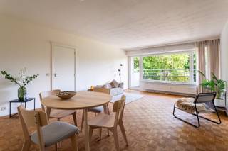 Dit ruime appartement is gelegen op de tweede verdieping van een verzorgd gebouw, in een aangename en vlot bereikbare woonomgeving. Winkels, scholen, openbaar vervoer en andere dagelijkse voorzieningen bevinden zich op korte afstand.<br /><br />Via de inkomhal met ingemaakte kasten bereikt u de verschillende ruimtes van het appartement. Daarnaast is er een apart gastentoilet met handenwasser.<br /><br />De ruime en lichtrijke leefruimte van ca. 31 m² op parketvloer biedt toegang tot het aangename terras. Ook vanuit de keuken is het terras bereikbaar. De ingerichte keuken is voorzien van een dubbele spoelbak, keramische kookplaat, dampkap, oven, koelkast en diepvriezer. <br /><br />Het appartement beschikt over vier volwaardige slaapkamers:<br />- Slaapkamer 1: ca. 8,7 m² op tegelvloer, voorzien van ingemaakte kasten.<br />- Slaapkamer 2: ca. 8,8 m² op laminaatvloer.<br />- Slaapkamer 3: ca. 18,5 m² op parketvloer.<br />- Slaapkamer 4: ca. 10 m² op laminaatvloer.<br /><br />Verder zijn er twee badkamers. De eerste badkamer is uitgerust met een ligbad, toilet, lavabomeubel en aansluiting voor een wasmachine. De tweede badkamer beschikt over een douche en een lavabo. Daarnaast beschikt het appartement over een privatieve kelderberging, ideaal als extra opbergruimte. Als extra is de elektriciteit conform gekeurd. <br />EPC: 147 kWh/m²<br />P & G - score: B<br />stedenbouwkundige inlichtingen: Wg, Vg, Gvkr, Gmo, Gvv