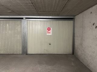 Uiterst centraal gelegen garagebox te koop te Middelkerke, René Mouchotteplein, vlakbij centrum en Zeedijk.Afmetingen:- Diepte: 5,45m- Breedte:...