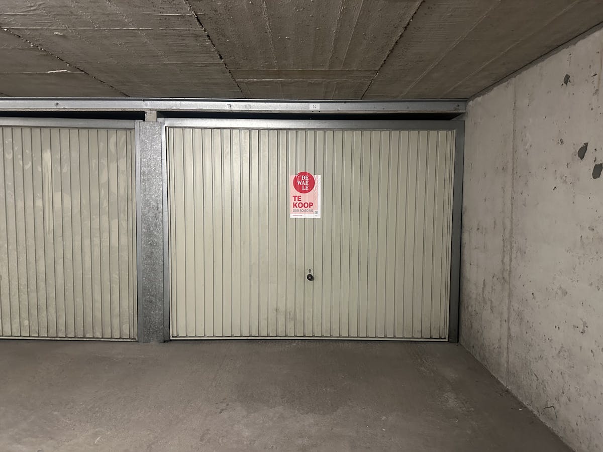 Garagebox te koop op toplocatie aan René Mouchotteplein! - foto 1