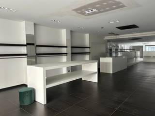 Ruim handelspand met tal van mogelijkheden in het centrum van Tessenderlo te huurIn het centrum van Tessenderlo, in de Neerstraat, bevindt zich op...