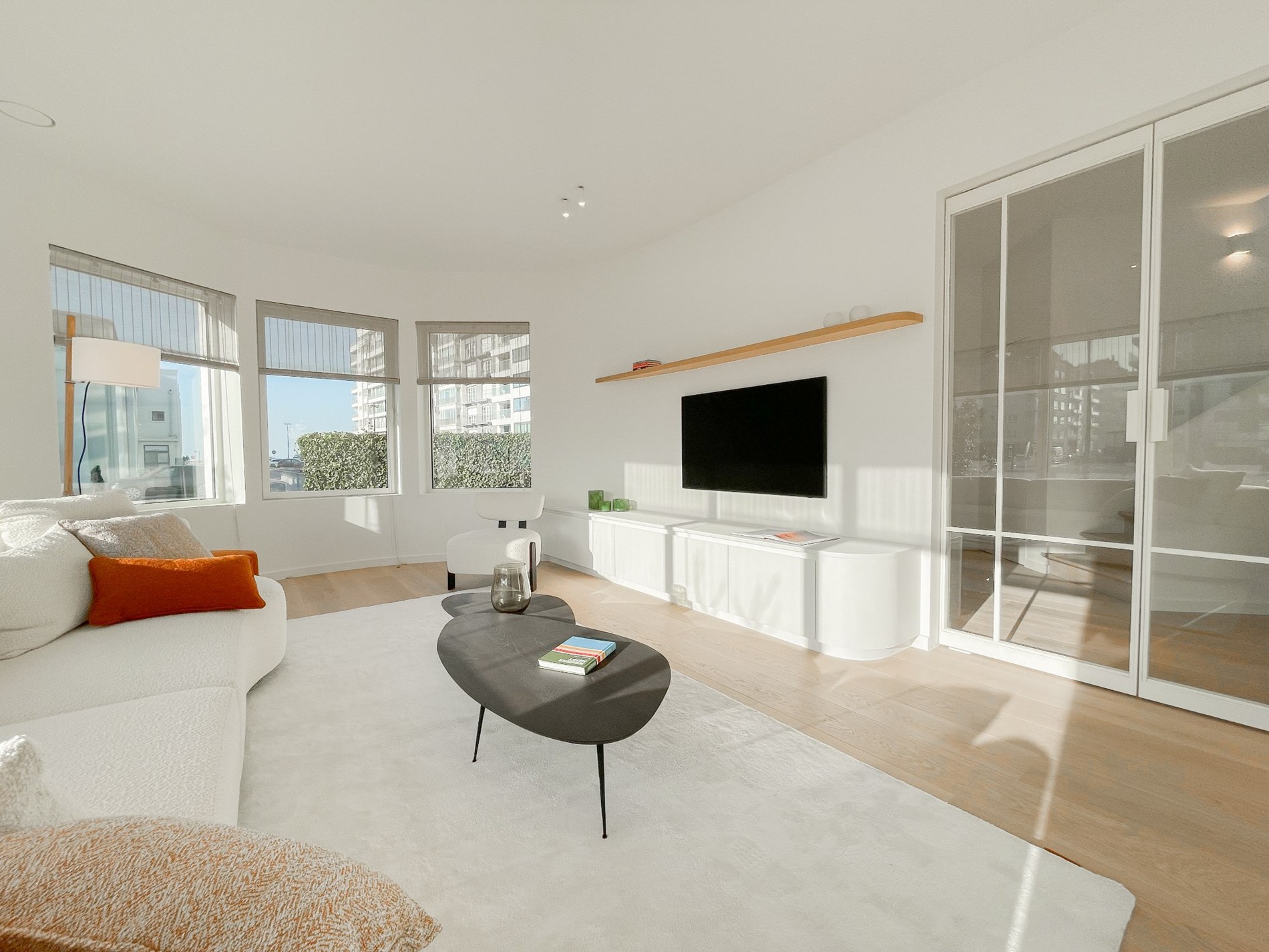 Exclusieve villa: Uitzonderlijk volledig gerenoveerde villa met frontaal zeezicht. - foto 2