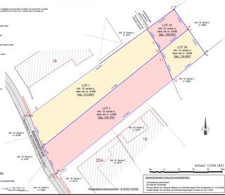 Dit perceel, <strong>gelegen in een goedgekeurde verkaveling, heeft een totale oppervlakte van zo'n 614 m² (zie plan lot 1 en lot 1A)</strong> en is geschikt voor het <strong>creëren van een halfopen woning.</strong> De straatbreedte bedraagt ongeveer 11,6 meter. De maximale bouwdiepte bedraagt <strong>15 meter op het gelijkvloers en 12 meter op de verdieping,</strong> rekening houdend met<strong> zijdelingse bouwvrije strook van 3 meter. </strong><br /><br />Hierbij enkele voorschriften die van toepassing zijn: kroonlijsthoogte bedraagt tussen 5,9 meter en 6,2 meter, hellend (tussen 35° en 45°) of plat dak is toegestaan, max. 2 bouwlagen, inpandige garage is mogelijk, ... Meer info omtrent de bouwmogelijkheden te verkrijgen op kantoor.<br /><br />Binnen deze verkaveling bepaalt <strong>de eerst aangevraagde woning de dakvorm, kroonlijsthoogte, ... </strong>waarna de aangrenzende woning deze bouwvoorschriften dient te volgen. Dit zorgt voor een harmonieuze en esthetisch samenhangende woonomgeving.<br /><br />Dit perceel biedt niet alleen de <strong>mogelijkheid om te bouwen in een rustige, groene omgeving, maar biedt ook een uitstekende locatie met gemakkelijke bereikbaarheid. </strong>Het is een ideale plek voor wie op zoek is naar een kwalitatieve en duurzame woonplek. Voor meer info, contacteer Tijl via 0477 44 86 11.
